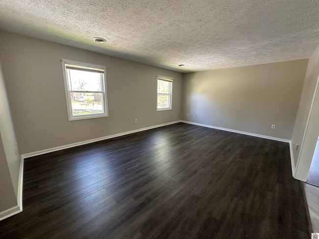 Building Photo - 210 Walnut Dr