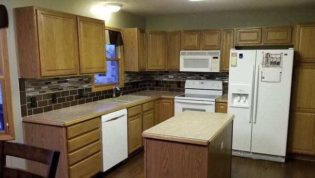 Building Photo - 5 Bedroom Single Family Home.  Great Location!