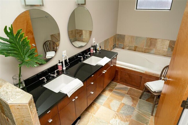 Building Photo - 1037 Bonner St