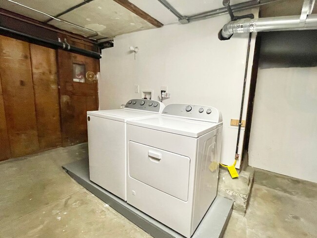 Building Photo - Wonderful Light and Bright Top Floor 2BR/1...