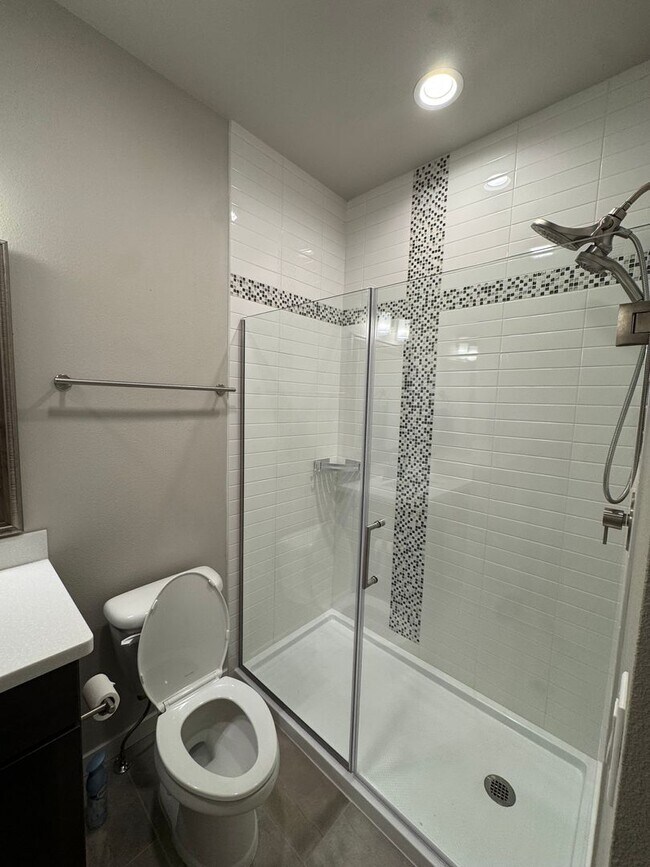 Building Photo - Stunning home in desirable Eagle River neighborhood