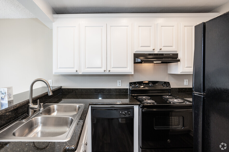 Studio, 1BA - 500SF - Kitchen - Birchwood Village Apartment Homes