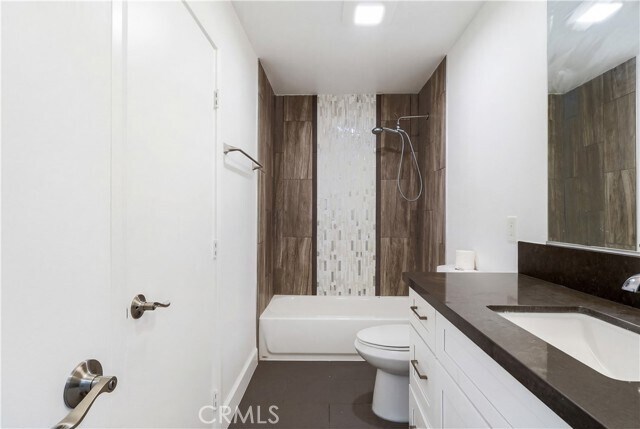 Building Photo - 2818 W Bridgeport Ave