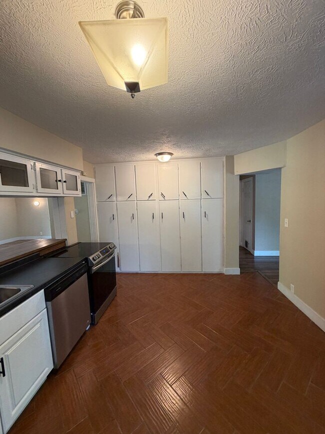 Building Photo - Secluded & Charming 3BR/1BA in Lansing — Section 8 Approved