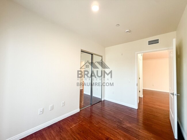 Building Photo - 332 S Virgil Ave