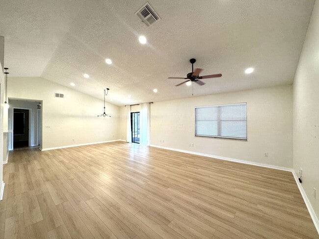 Building Photo - 9150 Palm Tree Dr