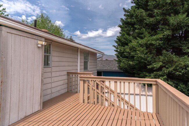 Building Photo - Spacious and versatile 6-bedroom, 2-bath split-level home