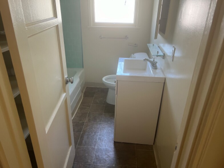 Building Photo - 645 S Marengo Ave