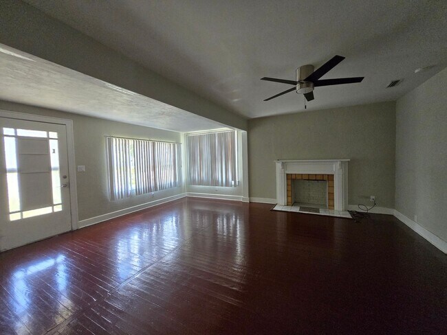 Building Photo - AVAILABLE NOW - Charming 3 Bed / 2 Bath Ho...