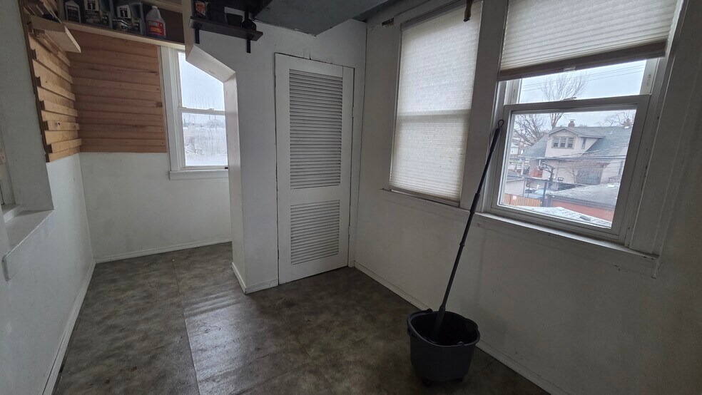 Building Photo - 2446 N Rutherford Ave