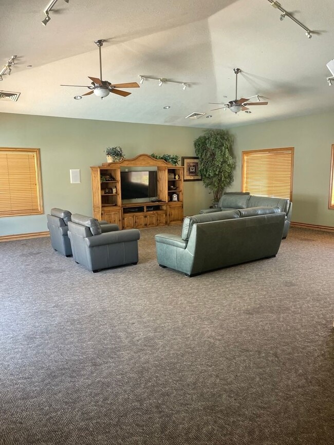 Building Photo - Dashing Canyon Meadow Townhome