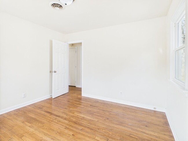 Building Photo - 954 Kingsway Rd