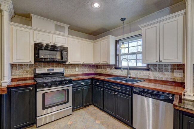 Building Photo - 4 bed 3 bath home!
