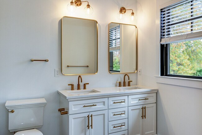 Building Photo - 20 E Redman Ave