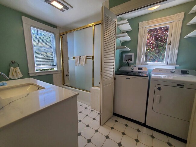 Beautiful Bathroom, with brand new Laundry Washer & Dryer in unit - 31 Princess Ln
