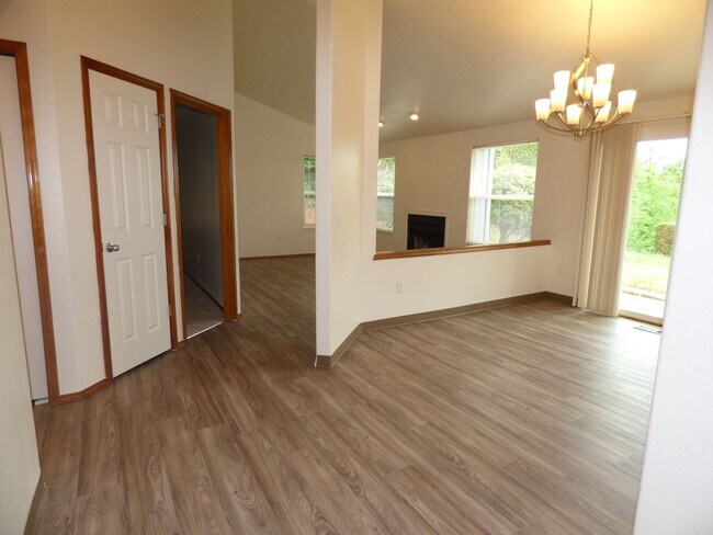 Building Photo - Rent Special: FREE August's Rent!! 3 bed 2 bath House in South Salem!