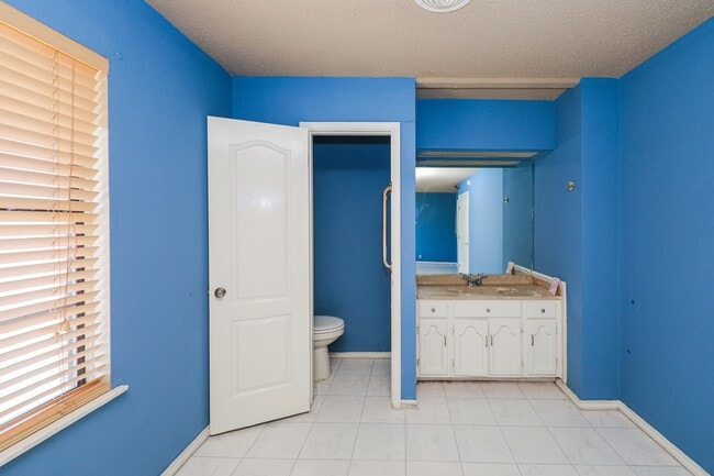 Building Photo - 806 Bustamante St