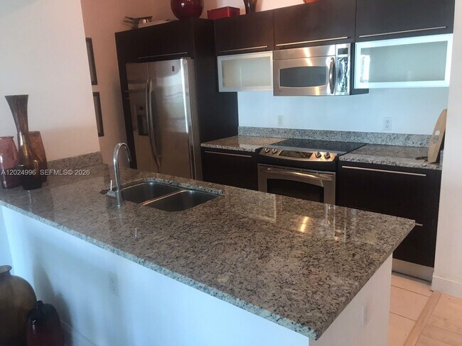 Building Photo - 950 Brickell Bay Dr
