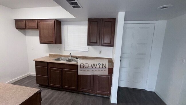 Building Photo - 4 Bed/ 2 Bath - House W/ Large Backyard