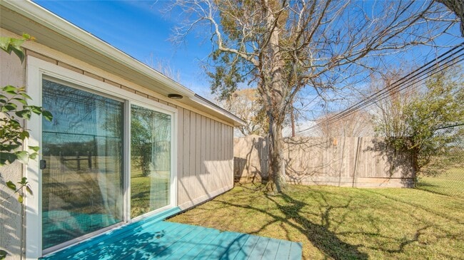 Building Photo - 10303 Greenwillow Dr