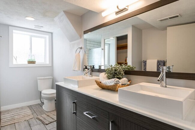 Building Photo - 1416 E Hollow Dale Dr