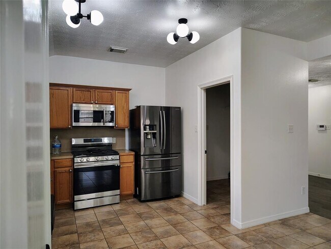 Building Photo - 21411 Forest Colony Dr