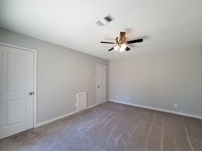 Building Photo - Welcome to your cozy retreat in the heart ...