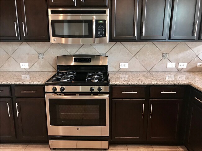 Building Photo - 722 Audra Ln