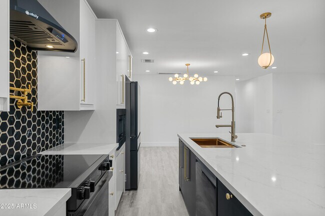 Building Photo - 2502 E Whitton Ave