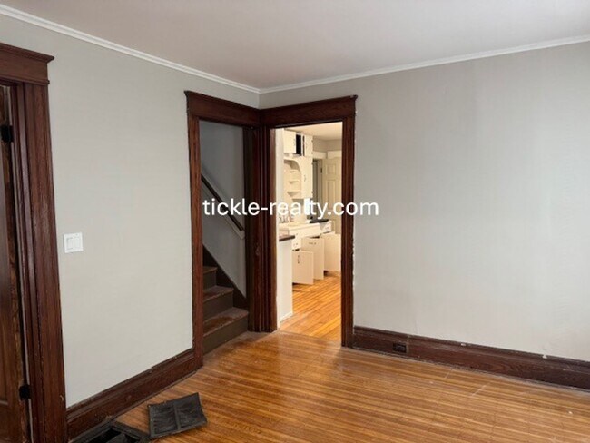 Building Photo - 4 Bedroom Park Ave House - 2 Full Baths, D...