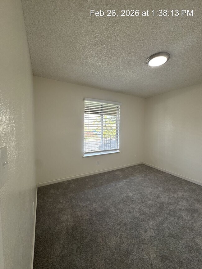 Building Photo - $500 off 1st months rent!  Upstairs unit available now!