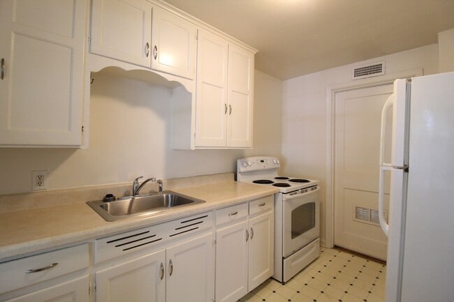 Building Photo - 1 Bedroom 1 Bath Duplex in Navy Hill Area ...