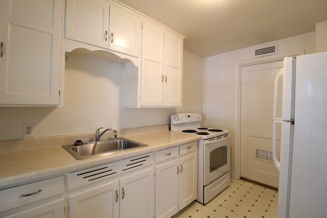 Building Photo - May FREE On This 1 Bedroom 1 Bath Duplex in Olathe