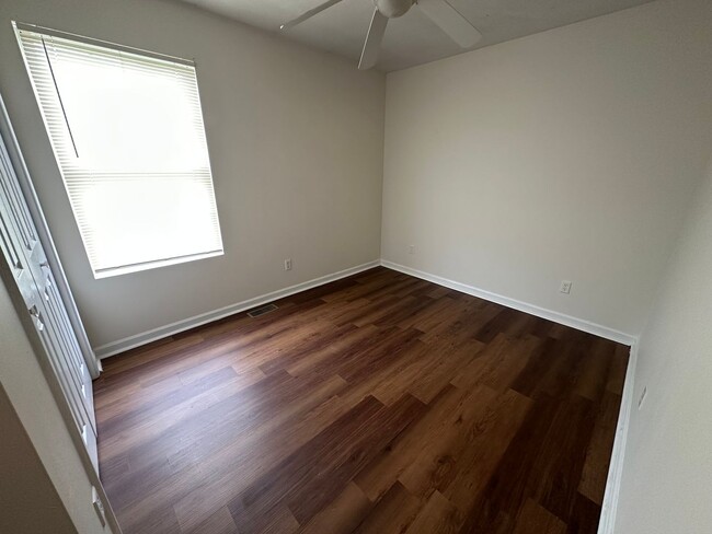 Building Photo - 1651 W Kole Dr