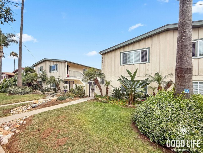 Building Photo - Coastal 2BR Unit in Pacific Beach with Parking & On-Site Amenities