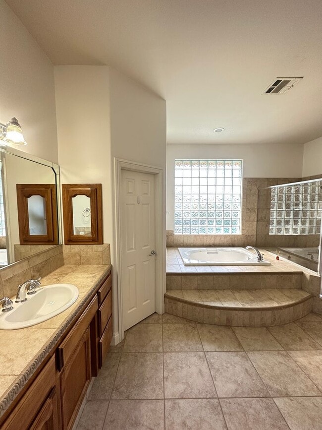Building Photo - Elegant 4-Bedroom Home in the Prestigious ...