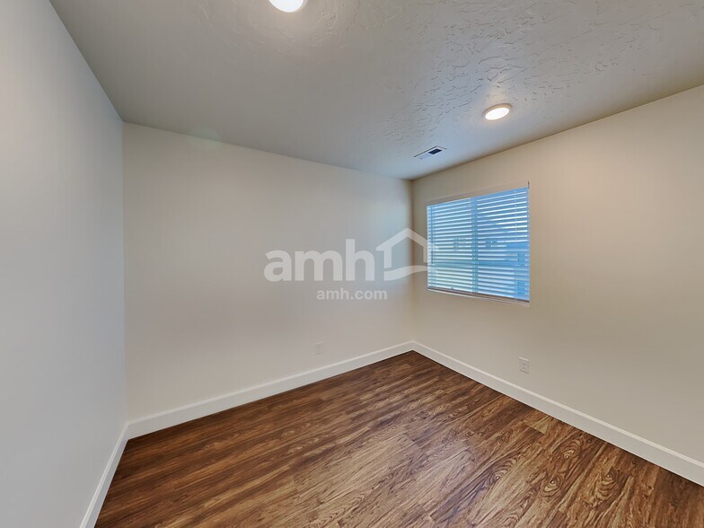 Building Photo - 6818 N Silver Gate Dr