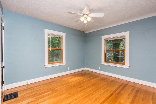 Building Photo - 606 Valley Ave NW