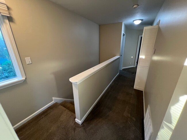 Building Photo - Spacious 3 bedroom 2.5 bath home.