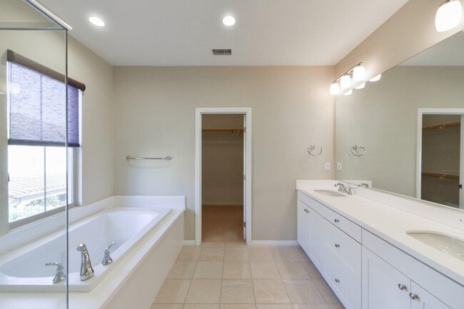 Building Photo - 3b/2.5b Cypress Village Irvine House for rent