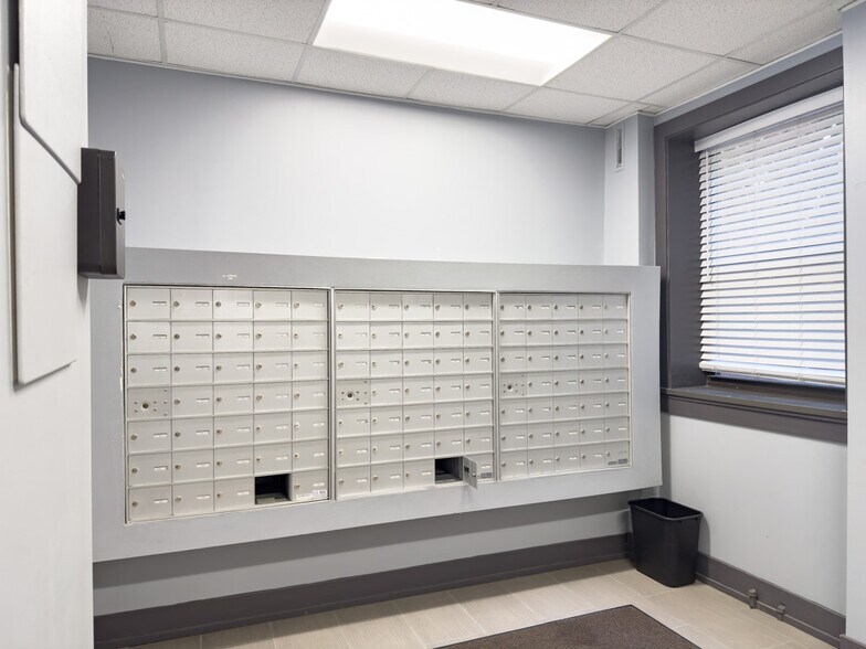 Building Photo - 545 W Belmont Ave