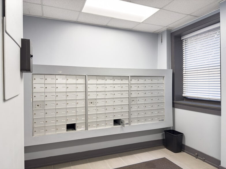 Building Photo - 545 W Belmont