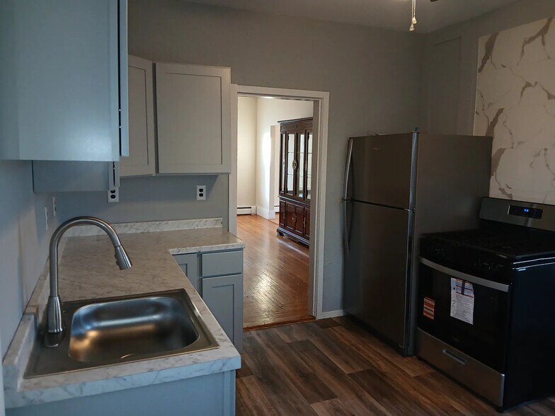 Building Photo - 35 Fairview St