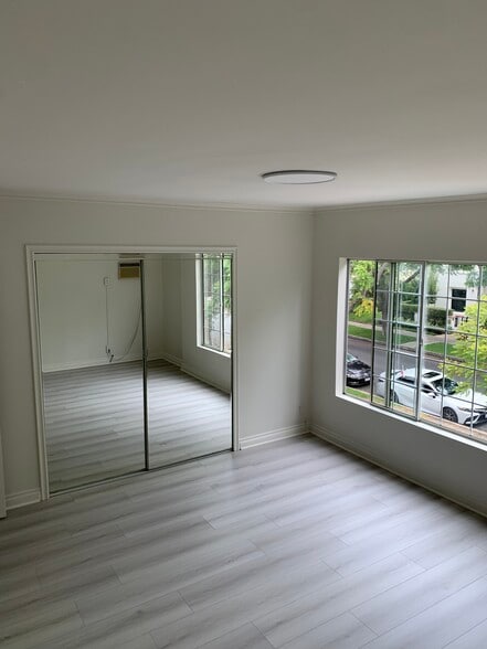 Building Photo - 335 N Oakhurst Dr