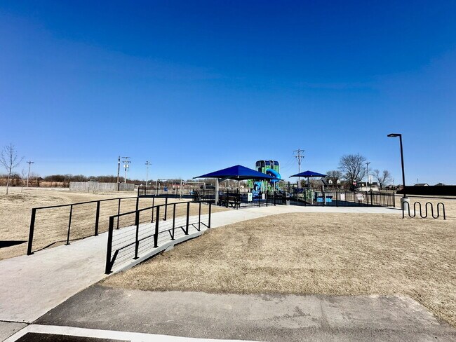 Building Photo - 920 Queen St