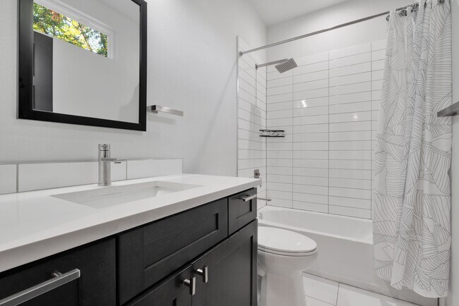 Building Photo - Modern Comfort Minutes from Downtown