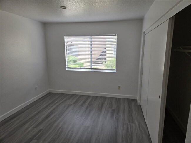 Building Photo - 2612 Avenida Del Vista
