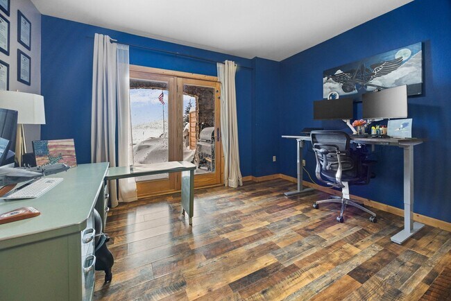 Building Photo - Spacious 6-bedroom, 4.5-bathroom home is i...