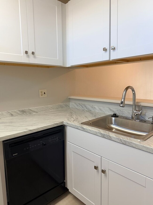 Building Photo - 861 Nutmeg Pl