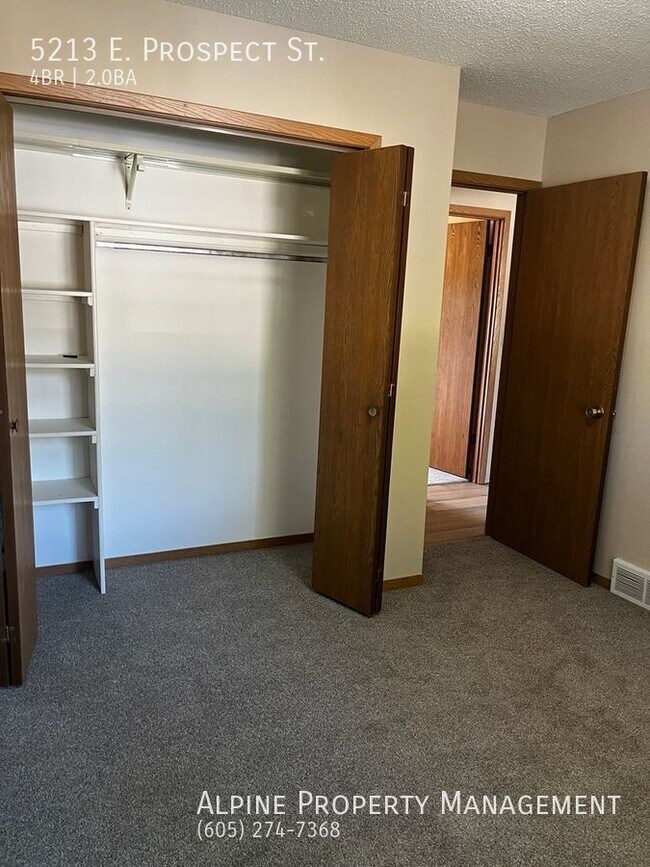 Building Photo - Newly Renovated 4 Bed/2 Bath East Side Ran...